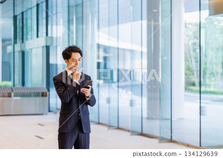 使用智能手機的商人 134129639