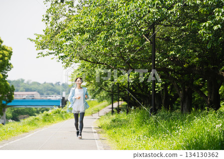 年輕女子跑步運動形象 年輕女子跑步運動形象 134130362