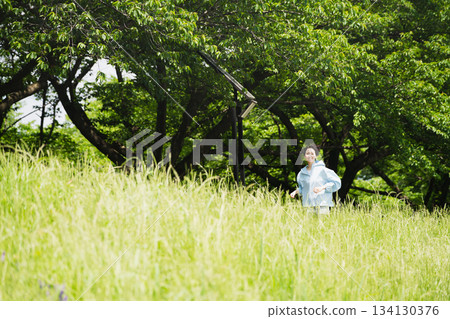 年輕女子跑步運動形象 134130376