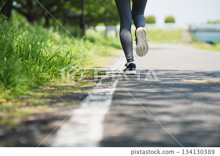 年輕女子跑步運動形象 年輕女子跑步運動形象 134130389