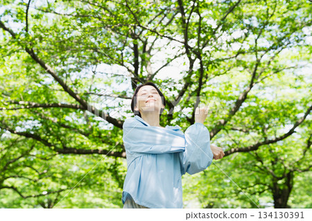 年輕女子伸展運動，運動形象 134130391