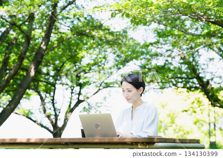 戶外工作的遊牧工人 商業形象 戶外工作的遊牧工人 商業形象 134130399