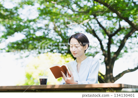 Young woman reading outdoors Lifestyle image Young woman reading outdoors Lifestyle image 134130401