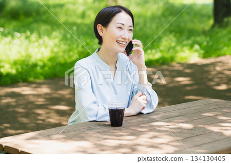 年輕女子在智慧型手機上交談生活方式圖像 134130405