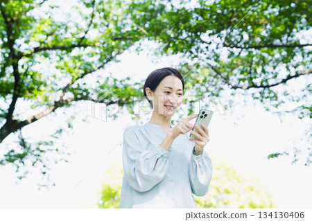 操作智慧型手機的年輕女性 — 生活方式形象 134130406