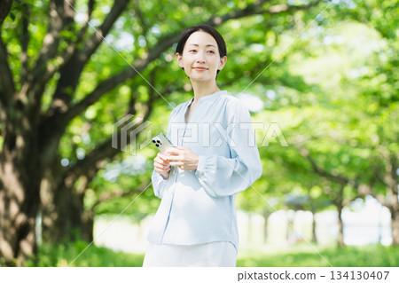 操作智慧型手機的年輕女性 — 生活方式形象 134130407