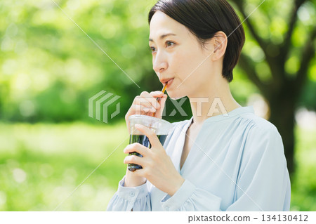 年輕女子喝冰咖啡的生活方式形象 年輕女子喝冰咖啡的生活方式形象 134130412