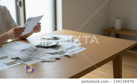 一個正在核對大量收據和發票的人 134130479