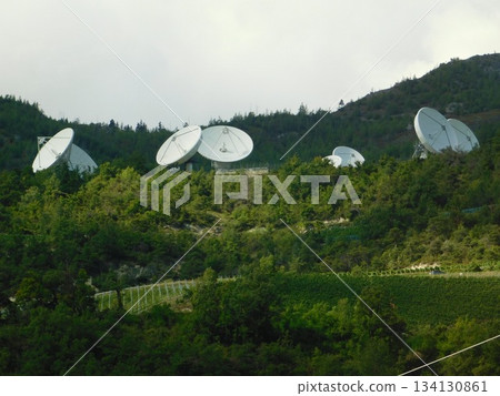 巨大的衛星天線散佈在丘陵地帶。 134130861