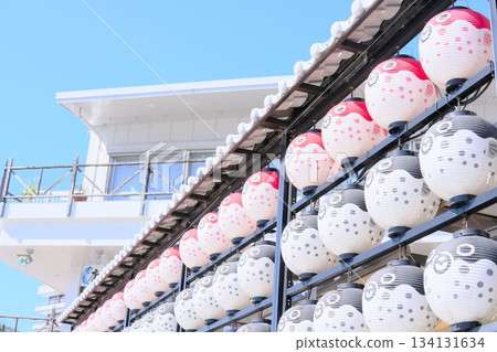天空中排列著一排可愛的河豚燈籠 天空中排列著一排可愛的河豚燈籠 134131634