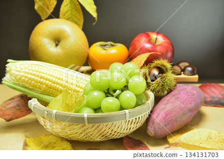 秋季景象:水果和蔬菜 秋季景象:水果和蔬菜 134131703