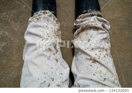 水稻插秧濺起的泥水 水稻插秧濺起的泥水 134132093