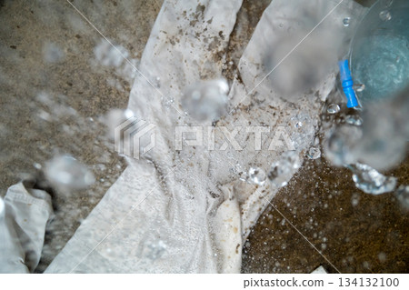 I washed my work clothes after planting rice, but the stains didn't come off. I washed my work clothes after planting rice, but the stains didn't come off. 134132100