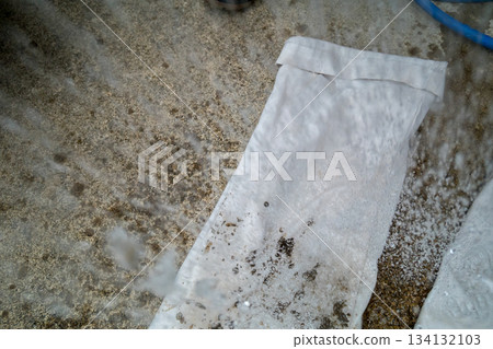 I washed my work clothes after planting rice, but the stains didn't come off. I washed my work clothes after planting rice, but the stains didn't come off. 134132103