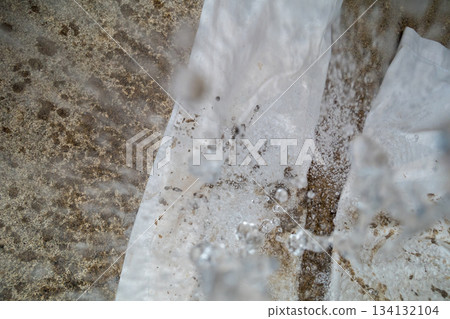 我插完稻後洗了工作服,但污漬洗不掉。 我插完稻後洗了工作服,但污漬洗不掉。 134132104