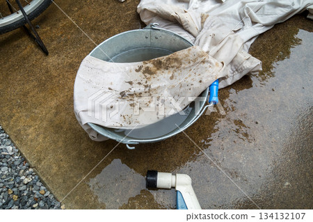 我插完稻後洗了工作服，但污漬洗不掉。 134132107