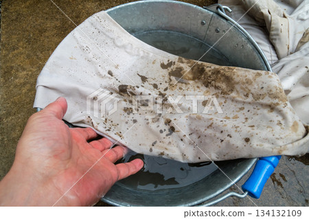 I washed my work clothes after planting rice, but the stains didn't come off. I washed my work clothes after planting rice, but the stains didn't come off. 134132109