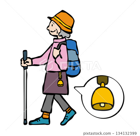 一位佩戴熊鈴鐺的老婦人在山中徒步旅行 134132399