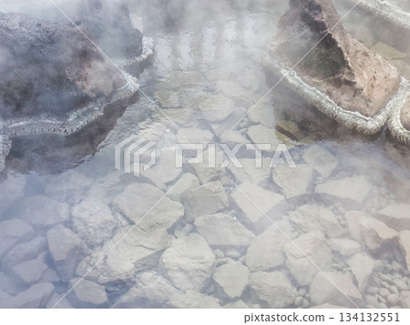 溫泉的源頭，蒸氣瀰漫開來 134132551