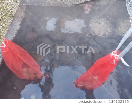 用網子兜在溫泉水中煮溫泉蛋 134132555