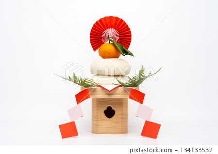A photo of a real rice cake, "Kagamimochi," placed in the center, on a white background with a sanpo (pedestal) A photo of a real rice cake, "Kagamimochi," placed in the center, on a white background with a sanpo (pedestal) 134133532