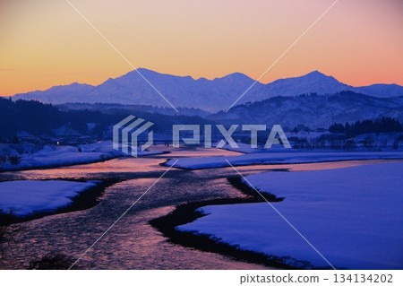 Sea of clouds and the Shinano River at dawn, Echigo Sanzan 134134202