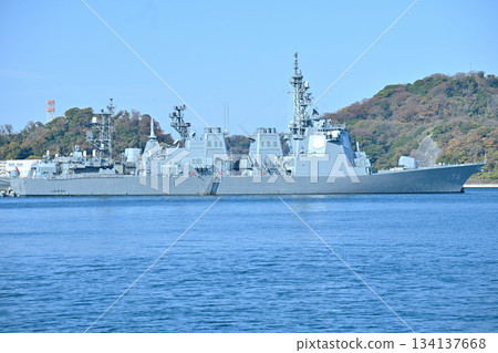 The destroyer Kirishima is moored at Yoshikura Pier in Yokosuka. 134137668