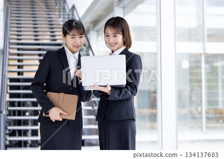 職業婦女一邊聊天一邊看著電腦 134137683