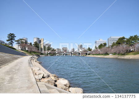 冬日都市美景 / 在一個晴朗的冬日清晨,從河岸漫步城市 冬日都市美景 / 在一個晴朗的冬日清晨,從河岸漫步城市 134137775
