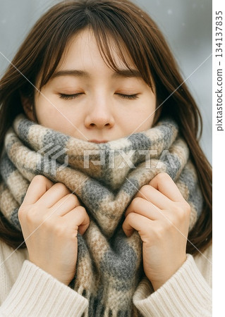 寒冷的冬日圍巾,美麗的女孩,美麗的女人 寒冷的冬日圍巾,美麗的女孩,美麗的女人 134137835