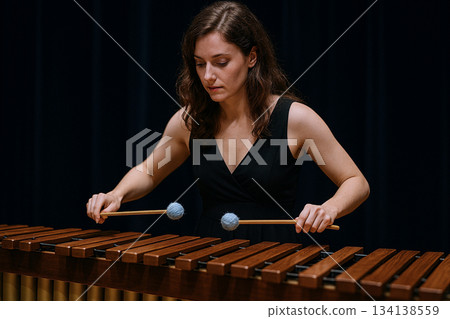 演奏馬林巴琴的女子 134138559