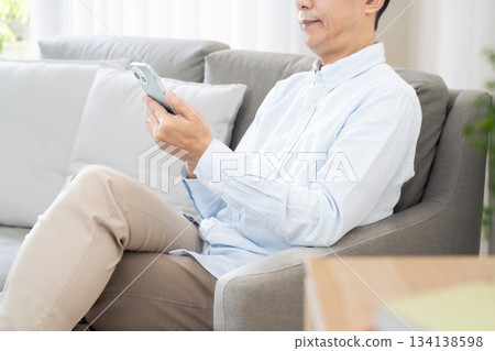 使用智能手機的成熟人 134138598