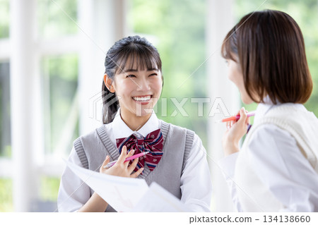 和朋友一起學習的高中生 和朋友一起學習的高中生 134138660