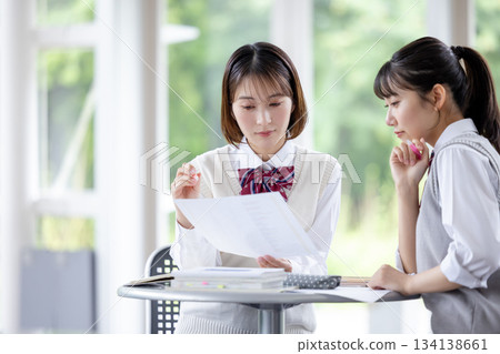 和朋友一起學習的高中生 和朋友一起學習的高中生 134138661