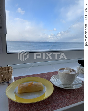位於函館的時尚海景咖啡館,供應蛋糕和咖啡套餐。 位於函館的時尚海景咖啡館,供應蛋糕和咖啡套餐。 134139237