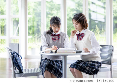 和朋友一起學習的高中生 和朋友一起學習的高中生 134139400