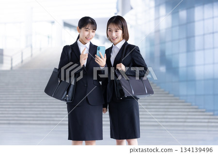 求職:一位女士正在看她的智慧型手機 求職:一位女士正在看她的智慧型手機 134139496