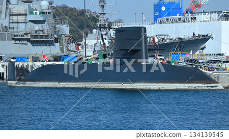 Submarine Uzushio raising the command flag at the Yokosuka Submarine Base 134139545