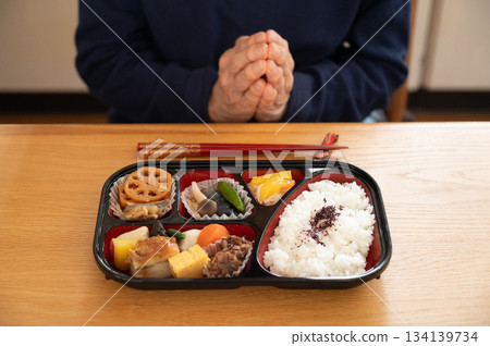 Home-delivered lunch boxes 134139734