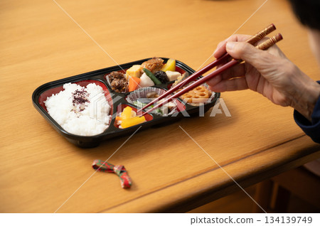 送貨上門的午餐盒 134139749