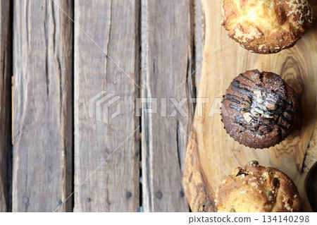 三種不同口味的鬆餅擺放在木板上 134140298