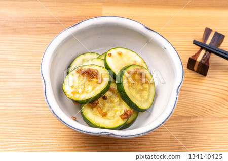 西葫蘆用醬油和曲煮 西葫蘆用醬油和曲煮 134140425