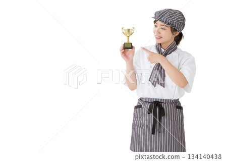 一位身穿廚師服的女子手捧獎杯 134140438