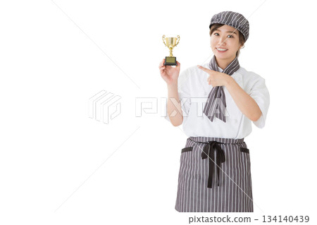 一位身穿廚師服的女子手捧獎杯 134140439