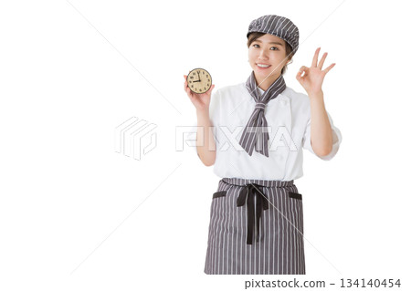 一位身穿廚師服的女子拿著一個鐘錶 134140454