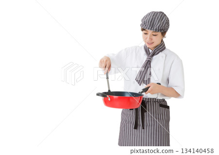 身穿廚師服的女子手持煎鍋 134140458