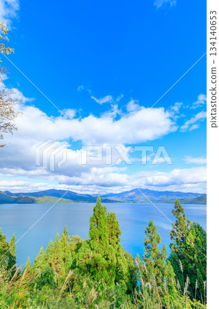 秋日從片玉山森林公園眺望田澤湖，秋田縣仙北市 134140653