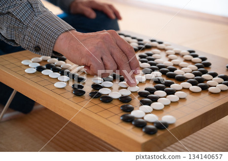 圍棋男子的手 圍棋男子的手 134140657