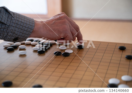圍棋男子的手 134140660