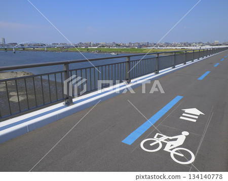 設有自行車道和行人道的獨立人行道 134140778